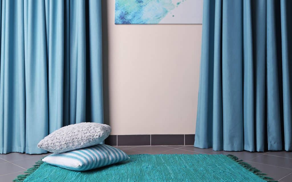 استكشف أحدث الصيحات في الستائر: قواعد استخدام الستائر في تصميم المنزل