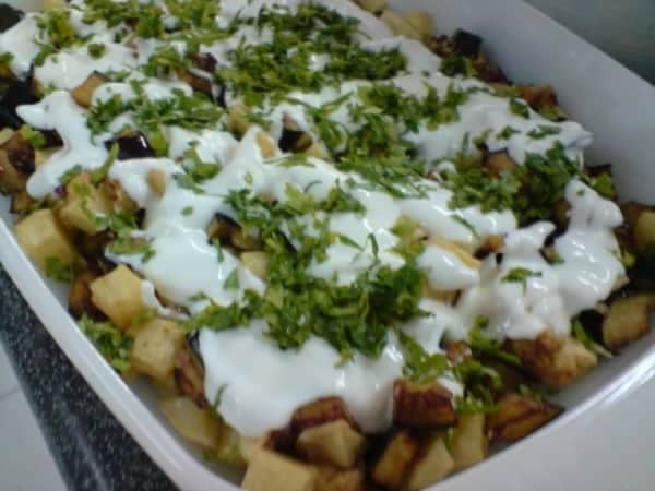 فتة الباذنجان والبطاطس من اطباق النخبه