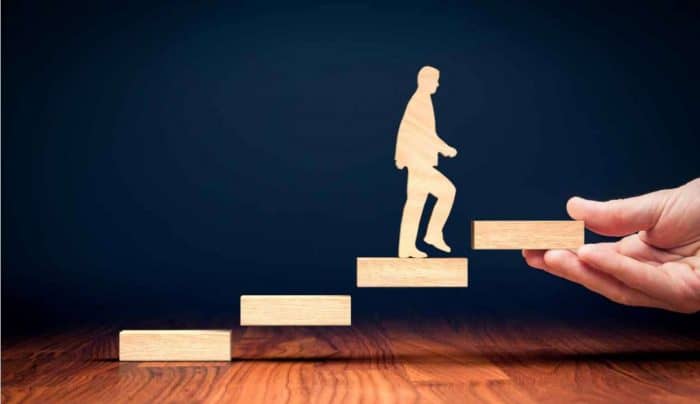 ما العلاقة بين تطوير الذات والثقة بالنفس ؟